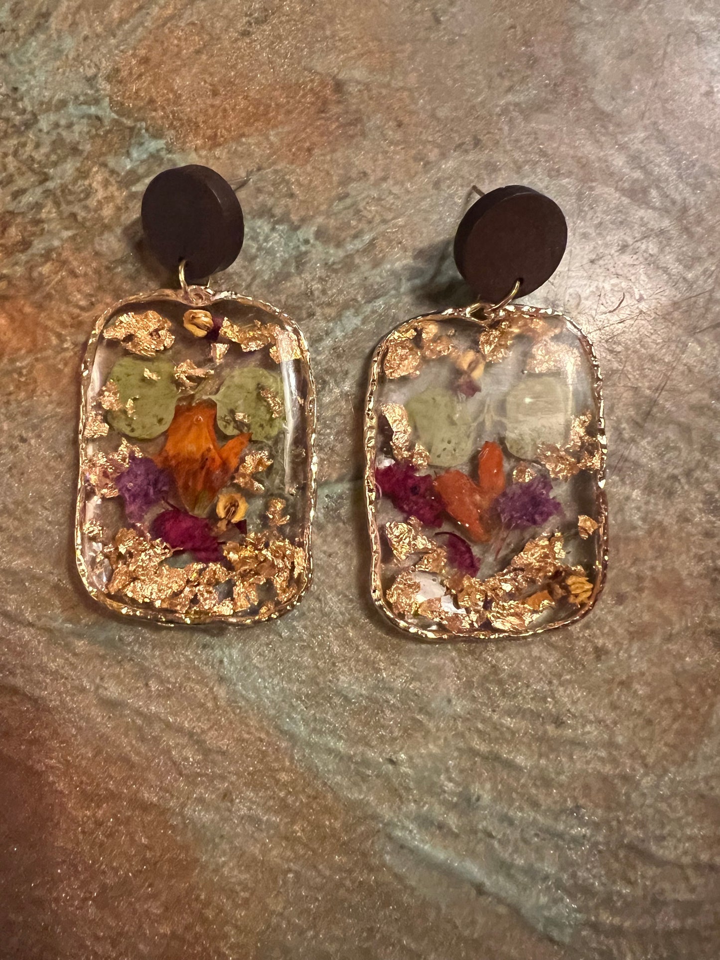Resin and real flower dangle earrrings