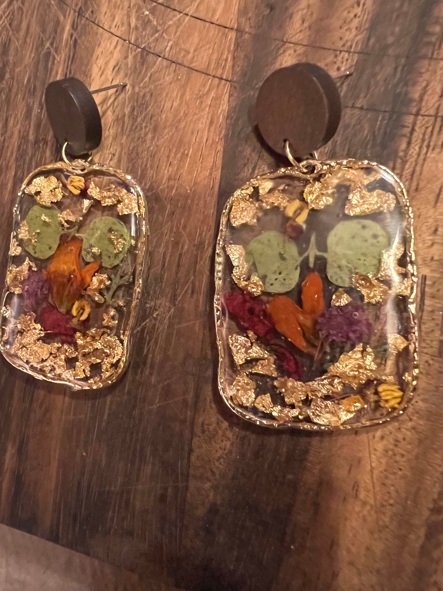 Resin and real flower dangle earrrings