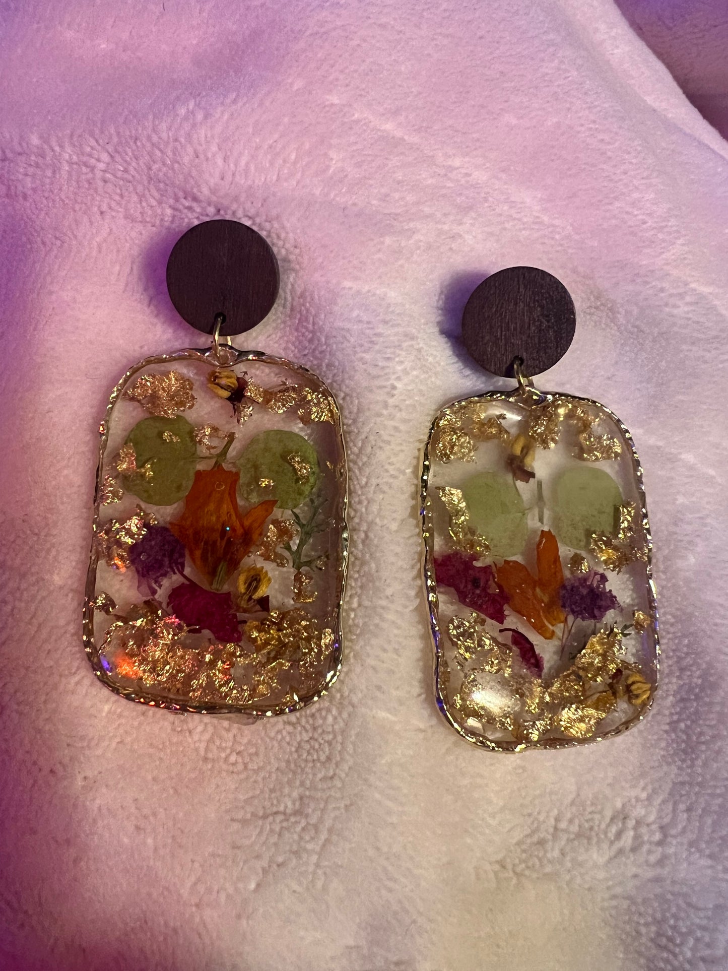 Resin and real flower dangle earrrings