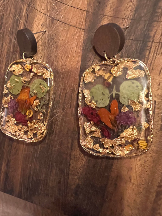 Resin and real flower dangle earrrings